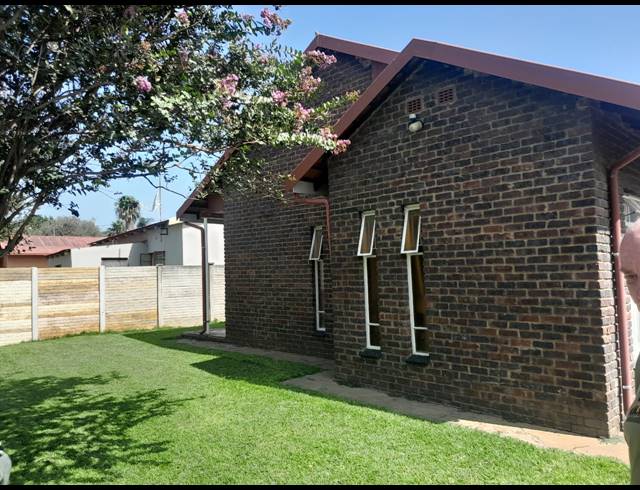 4 BEDROOM HOUSE FOR SALE IN OOS EINDE